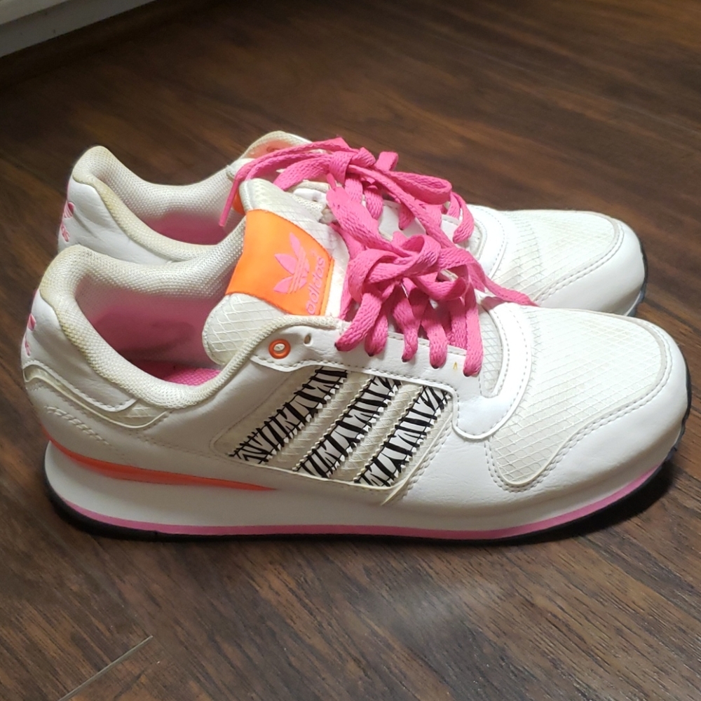😍ADIDAS STRIPED SNEAKERS SIZE 8 1/2😍